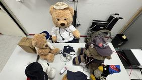 Mehrere Kuscheltiere liegen mit einem Stethoskop u.ä. auf einem Tisch