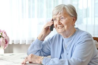 Ehrenamtliche Malteser rufen auch an Weihnachten ältere alleinlebende Menschen an. Foto: Tim Tegetmeyer