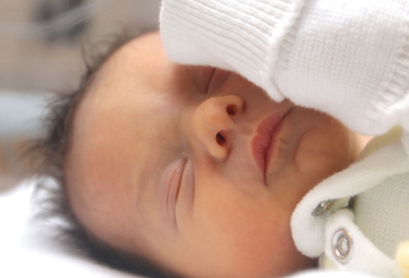 Nahaufnahme eines Babys aus der Kinderintensivstation.