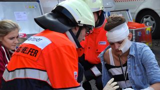 Malteser Helfer versorgt einen Verletzten. 