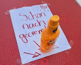 Sonnencreme auf dem Tisch