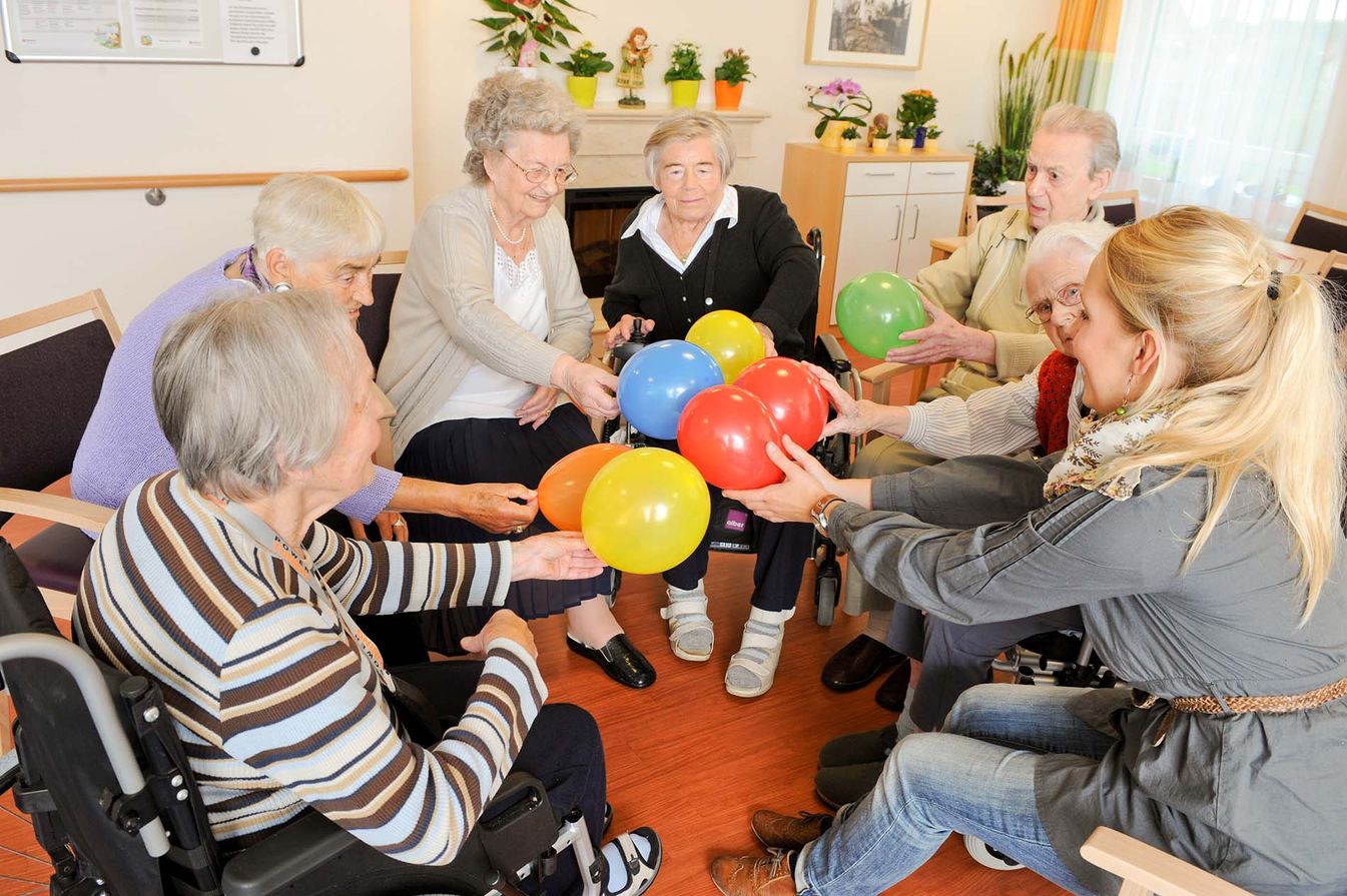 Bewohner nehmen gemeinsam an der Sitzgymnastik teil