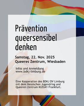 Hände von mehreren Personen, die eine Regenbogenfahne halten. Im Vordergrund steht Prävention queersensibel denken und Anmeldedaten.
