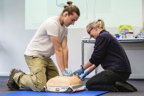 Beim NRW-Tag steht bei den Maltesern die Wiederbelebung bei plötzlichem Herzstillstand im Vordergrund. 