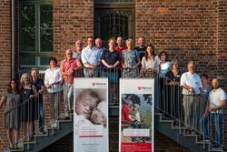 Alle Teilnehmenden der Veranstaltung stehen auf einem Gruppenbild auf einer Treppe zusammen. Foto: Malteser