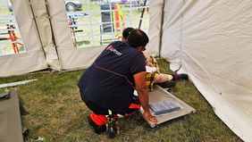 Ein Mann hilft einem anderen Mann.