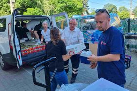 In Satu Mare (Rumänien) beladen die Malteser den Kleinbus der Malteser aus Ravensburg/Weingarten mit Konserven für das Lager im ukrainischen Beregowo. Foto: Malteser Ravensburg/Weingarten