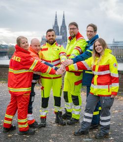 Helfen verbindet Köln: Hand in Hand arbeiten Einsatzkräfte von (v.l.n.r.) DLRG Köln-Dünnwald, Malteser, ASB Köln, Johanniter, THW und DRK-Kreisverband Köln im Einsatz für die Jecken in Köln.