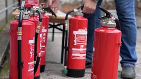 Verschiedene Feuerlöschgeräte.