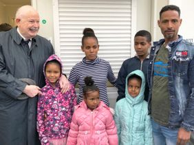 Gruppenfoto von Geflüchteten und Maltesern.