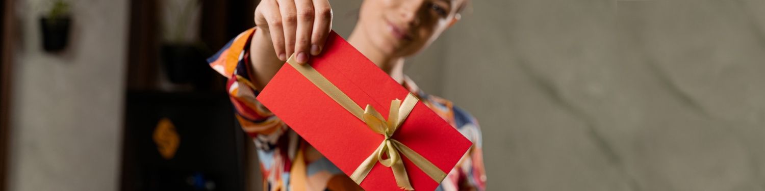 Eine Frau hält einen Geschenkumschlag