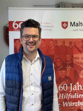 Portrait eines Mannes vor Rollup