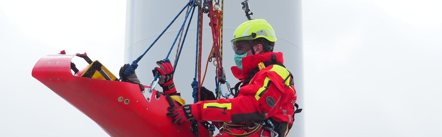 Höhenretter mit Rettungsbahre im Einsatz