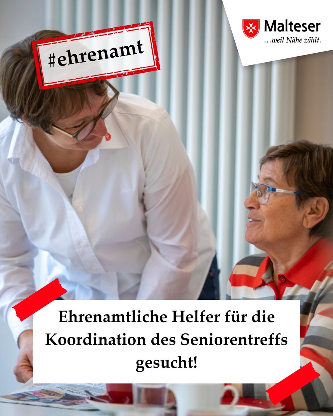 stehende Frau lächelt sitzende Seniorin an,Ehrenamtliche helfer für die Koordination des Seniorentreffs gesucht, #ehrenamt
