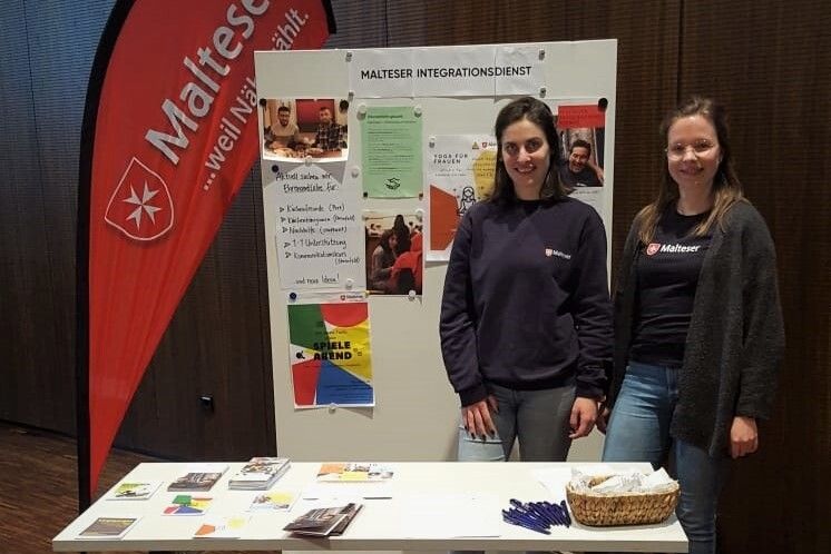 Mina und Melanie am Malteser Stand 