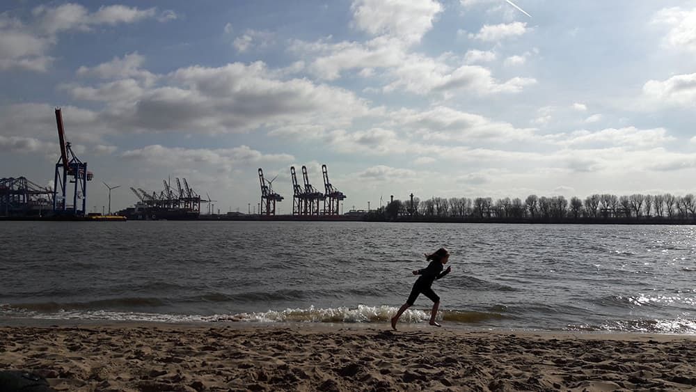 Die achtjährige Mia läuft am Elbstrand entlang.