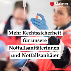 Notfallsaniäter im Einsatz und die Texteinblendung: Mehr Rechtssicherheit für unsere Notfallsanitäter