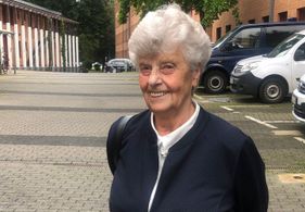 Foto von Maria Thomas, die das Bundesverdienstkreuz der Bundesrepublik Deutschland erhalten hat.