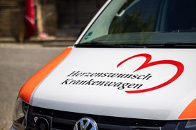 Ein Krankenwagen mit der Aufschrift "Herzenswunsch-Krankenwagen".