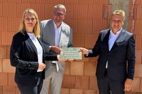 Bürgermeisterin Julia Krügers, Malteser Bezirksgeschäftsführer Gregor Goetz-Knoell und der Landrat des Hochtaunuskreises Ulrich Krebs bei der feierlichen Grundsteinlegung der Rettungswache Oberreifenberg. 