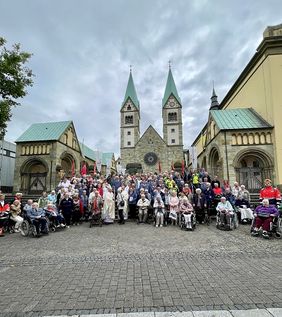 Die Malteser Pilgergruppe mit den Geistlichen vor der Wallfahrtsbasilika.