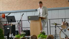 Stufensprecher Tim Stratmann bedankt sich im Namen der Abiturientia bei Eltern und Mitwirkenden der Schule
