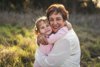 Eine Frau umarmt ein kleines Mädchen