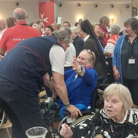 Präsident Khevenhüller mit einer Pilgerin