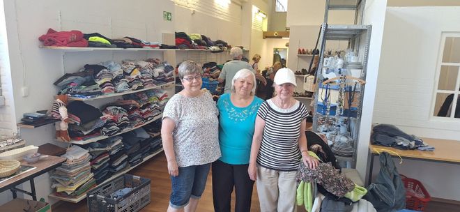 Marlies Scharafin, Erika Neumüller und Adele Thelen (von links) kümmern sich ehrenamtlich in der Malteser-Kleiderkammer darum, dass jeder Besucher etwas Passendes findet