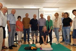 Die Teilnehmer vom Erste-Hilfe-Blitzkurs für Senioren und die Ausbilderin