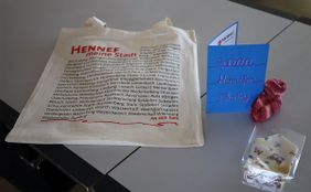 Die besonderen Begrüßungspakete überreichen die Helfenden des Neugeborenen-Besuchsdienstes jungen Eltern in Hennef seit Dezember 2012. 