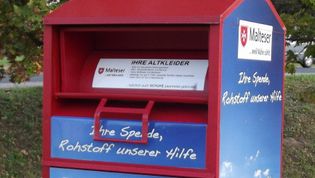 Ein Altkleidercontainer der Malteser. 