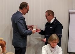 Diözesanleiter Dr. van Lengerich überreicht Andreas Ertelt die Verdienstplakette in Gold
