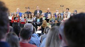 Der Oberstufenchor singt intonationssicher mit bis zu vier verschiedenen Stimmen.