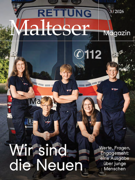 Malteser Magazin Ausgabe 03 2026. Mitglieder der Malteser Jugend stehen vor einem RTW