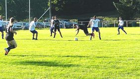 Menschen spielen Fußball