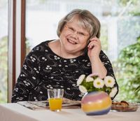 Eine ältere Frau am Telefon.
