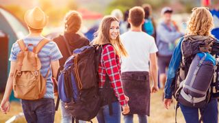 FSJ Stellen Gruppe junger Menschen bei der FSJ-Jugendarbeit