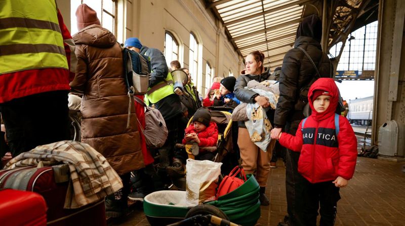 Menschen auf einem Bahnhofsgleis