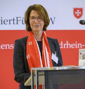 Alexandra Bonde steht hinter dem Rednerpult.