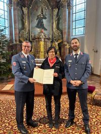 Matthias Geist (l.), stellv. Diözesanleiter, überreicht Judith Hoffmann (M.), einer langjährigen Malteserin, die Berufungsurkunde zur stellvertretenden Beauftragten. Diözesangeschäftsführer Nicolai Hellie (r.) gratuliert ihr zu ihrer Ernennung. (Foto: Malteser Speyer)