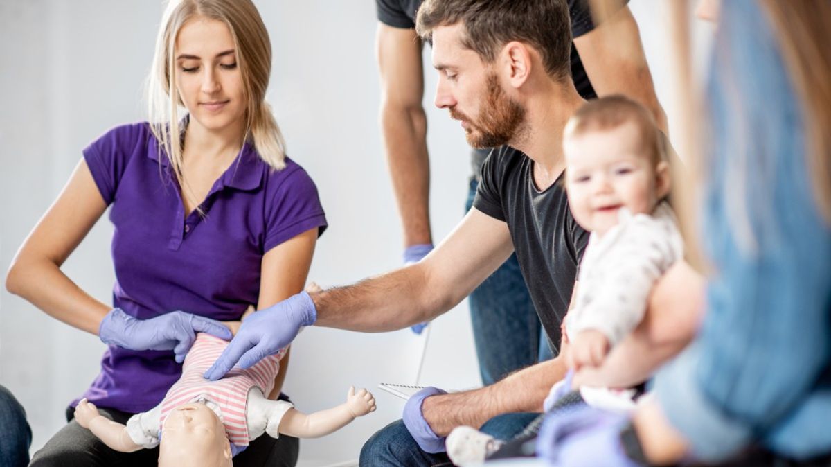 Menschen bei einem Erste-Hilfe-Kurs am Baby.