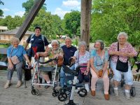 Die Gruppe der Malteser Lindheimer Seniorinnen machen auf ihrem Tagesausflug Rast auf einer Bank im Kurpark in Bad Orb. Foto: Malteser