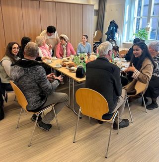 Menschen verschiedener Herkunft unterhalten sich.