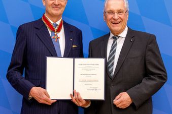 Dr. Erich Prinz von Lobkowicz (li.) erhält das Große Verdienstkreuz - überreicht vom bayerischen Innenminister Joachim Herrmann. Foto: Bay. Innenministerium