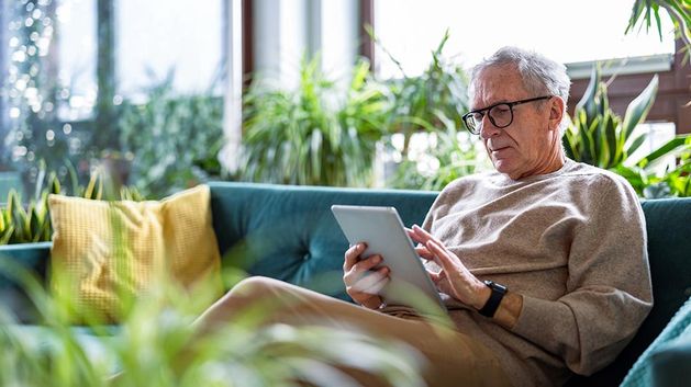 Älterer Mann mit Tablet