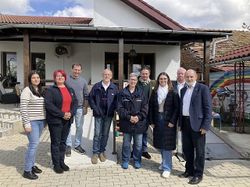 9 Vertreterinnen und Vertreter der Malteser aus dem Bistum Trier gemeinsam mit Partnerorganisationen in Rumänien (Foto: Malteser Trier)