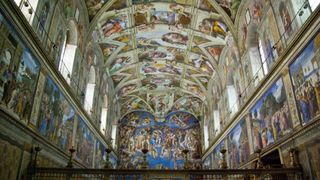 Innenansicht der Decke der Sixtinischen Kapelle mit Malereien.