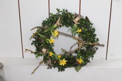 Kranz mit Frühlingsblumen