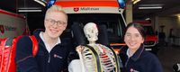 Zwei junge Menschen arbeiten als Notfallsanitäter